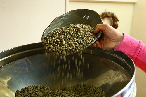 2. 焙煎機に生豆を投入